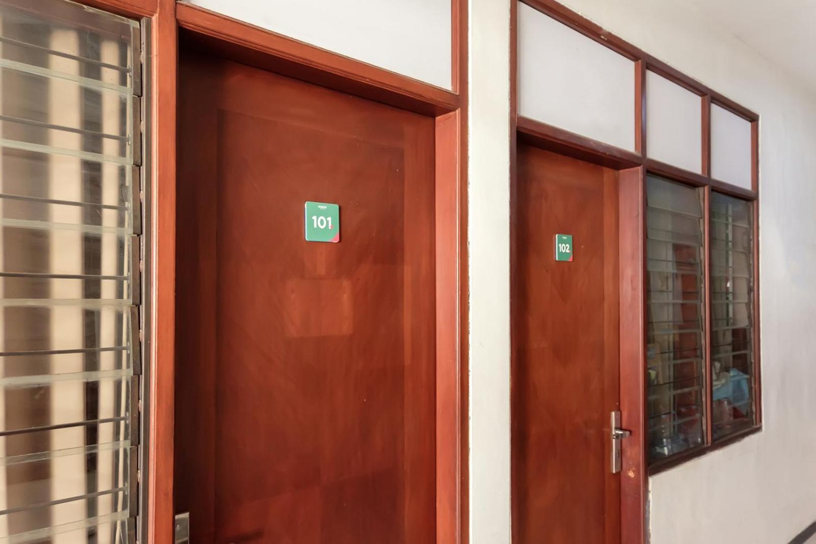 ホテル Mono Coliving Kertajaya Syariah, Sby スラバヤ エクステリア 写真