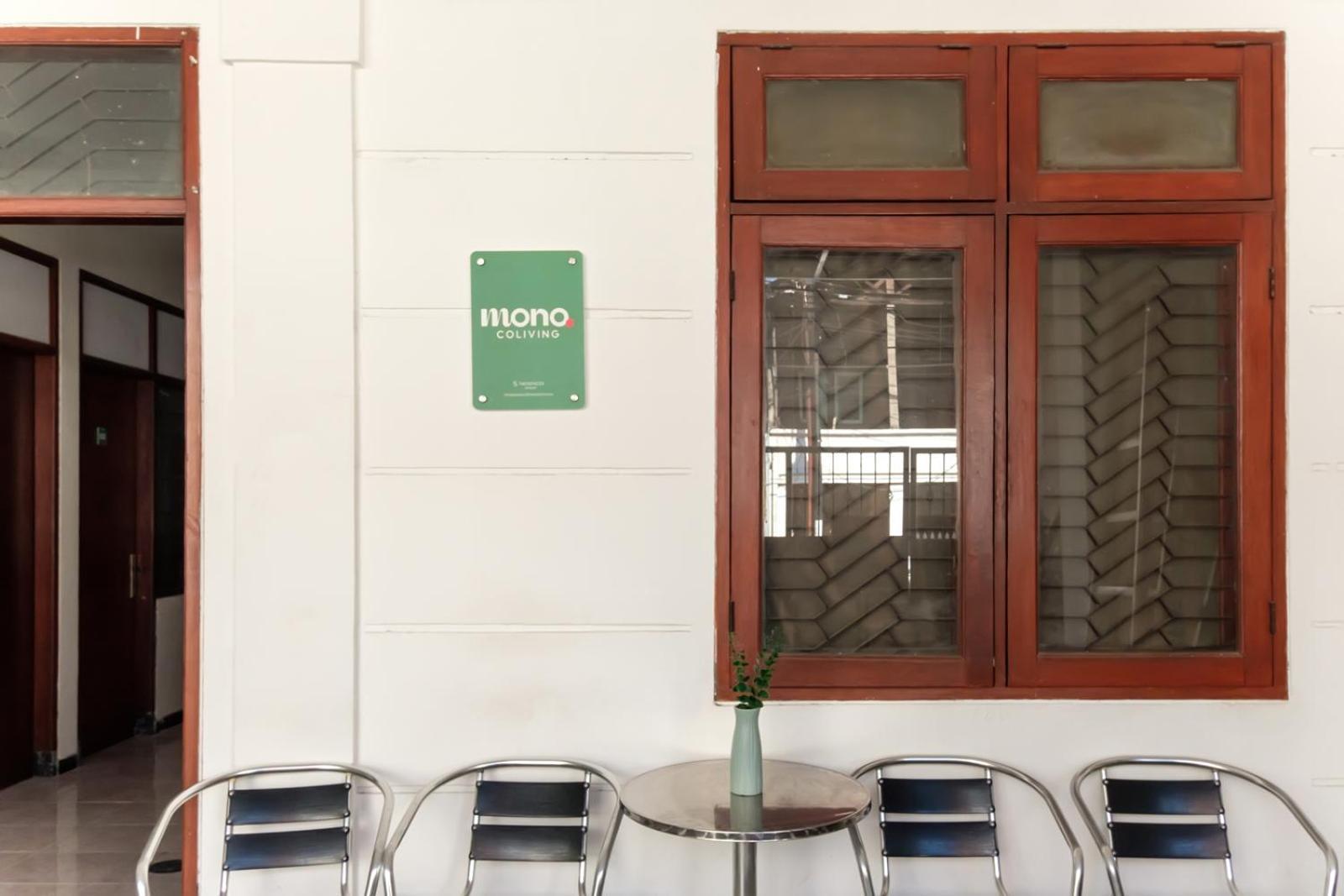 ホテル Mono Coliving Kertajaya Syariah, Sby スラバヤ エクステリア 写真