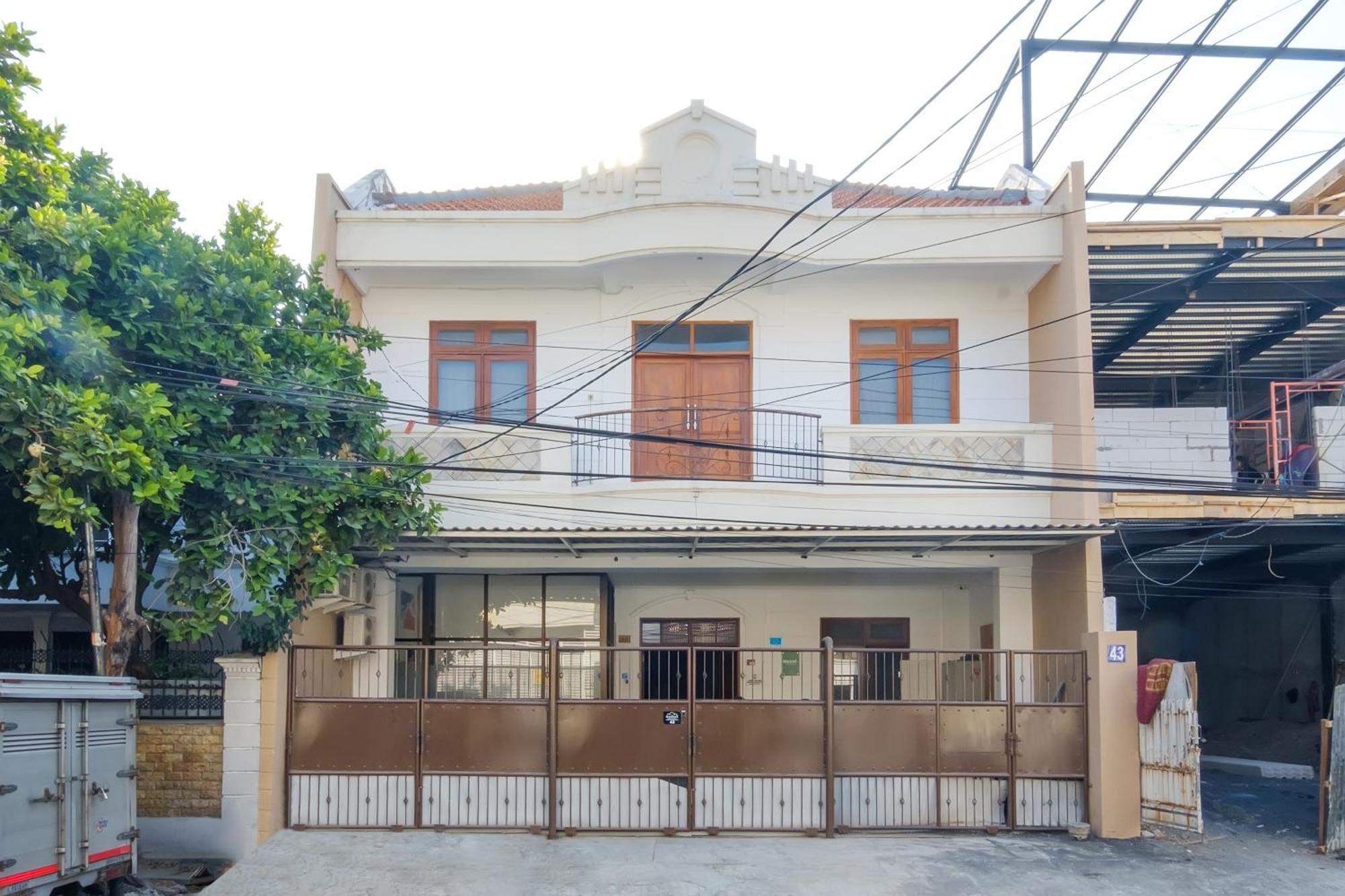 ホテル Mono Coliving Kertajaya Syariah, Sby スラバヤ エクステリア 写真